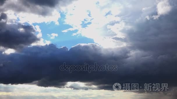 雨云运行在蓝蓝的天空视频