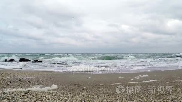 波涛汹涌的海面波浪在海滩上视频