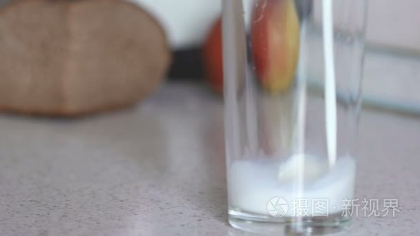 清新自然的牛奶涌入玻璃桌上视频