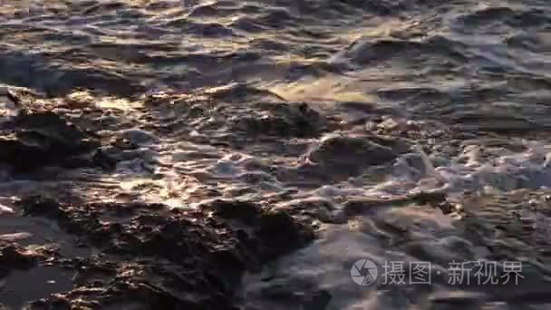 美丽的大海波涛在日落海岸视频