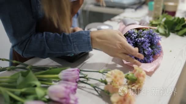 女人花店鲜花花束价格计算视频