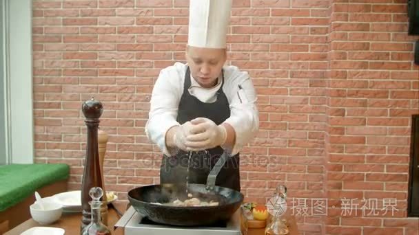 厨师在用油炸海鲜锅加入柠檬汁视频