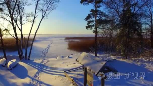 无人机的飞行在下雪结冰的湖面