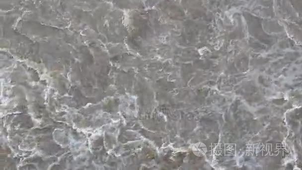 快速流动和河里的水气泡视频