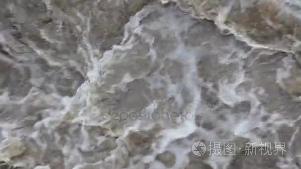 快速流动和河里的水气泡视频