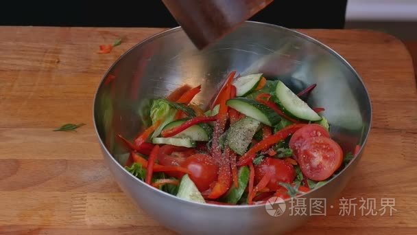 用盐或胡椒调味蔬菜沙拉视频