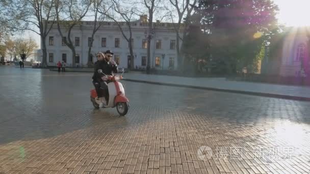 几个骑着脚踏车在城市视频