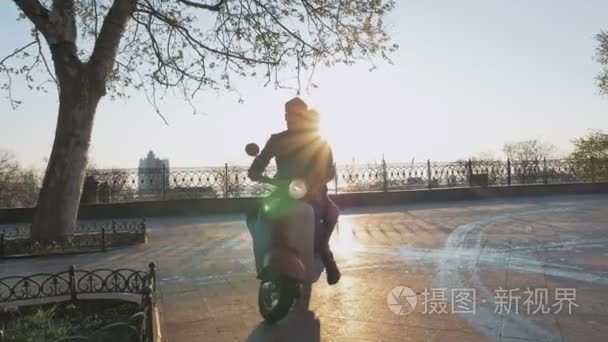 夫妇在日落时分骑脚踏车视频