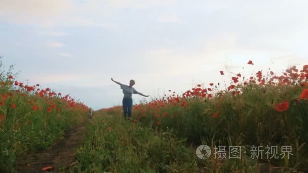 女人与狗一起运行