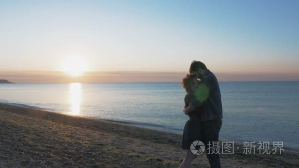 滩在日落的恩爱夫妻视频