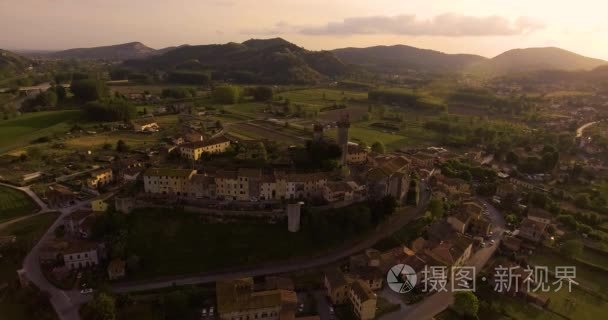 空中拍摄，在夕阳的光在意大利，4 k 山上的小托斯卡纳哈姆雷特 Nozzano 城堡