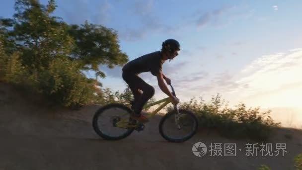 速降山地自行车赛车视频