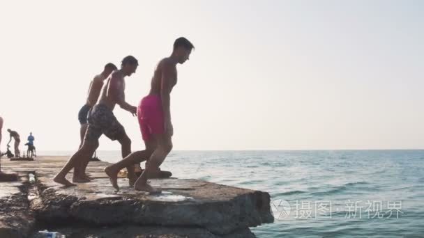 男子跑步和跳跃在海视频