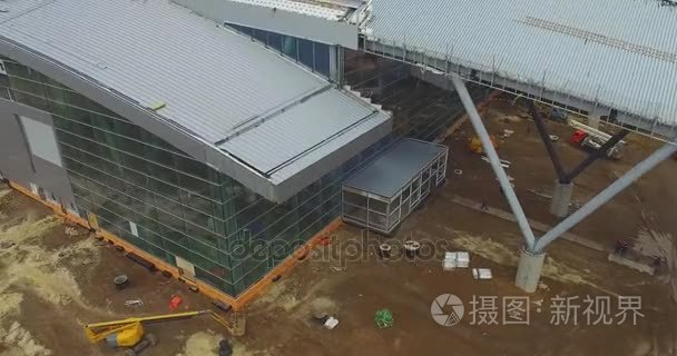 与跑道机场的兴建。机场跑道的鸟瞰图成为一个建筑工地。工人们建成的新机场和专用设备。机场建设和云的天空