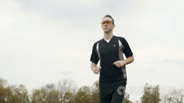 有吸引力的赛跑者在黄色太阳镜视频