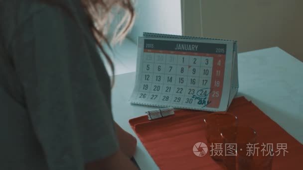 女孩看着日历 2015 年 1 月 24 日期盘旋与马克运动日