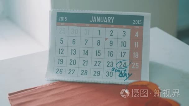 1 月 2015 年的厨房桌子上的日历页面。日期 24 盘旋作为运动日