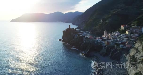 论旅游地标目的地 Vernazza，地中海小城，五渔村国家公园，利古里亚，意大利的鸟瞰图。云与耀斑的日落。4 k 空中无人驾驶落