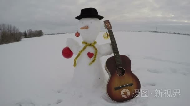 在雾蒙蒙的清晨，时间推移 4 k 场复古吉他雪人