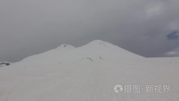 雪和废弃山坡的厄尔布视频