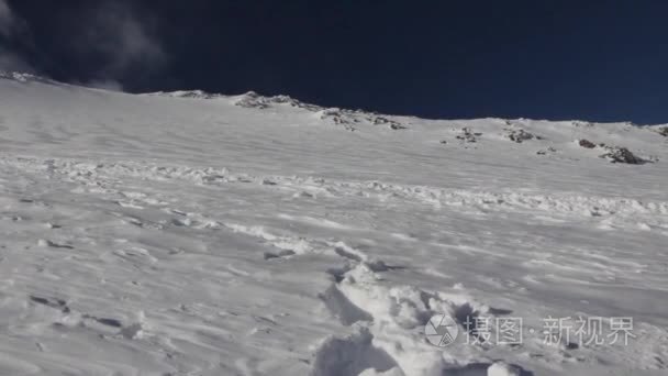 雪和废弃山坡的厄尔布视频