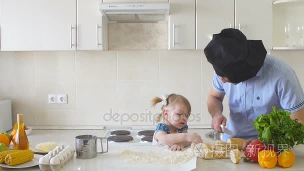 父亲和女儿在厨房里做饭视频