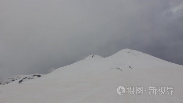 雪和废弃山坡的厄尔布视频