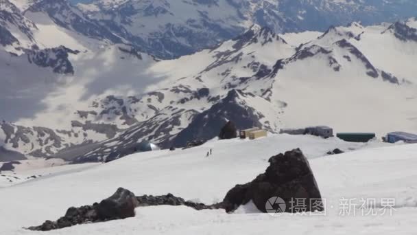 雪和废弃山坡的厄尔布视频