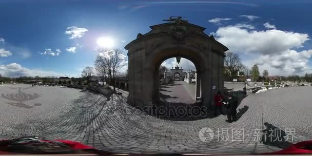 在琴亚斯纳山 360 vr 视频过时鹅卵石广场入口处通过拱游客看古迹修道院复活节去