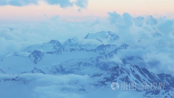 厄尔布在日落时的雪和废弃山坡视频