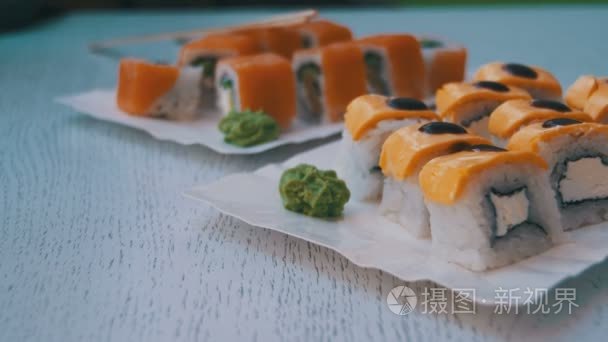 时尚的木桌上寿司卷在一家餐馆视频