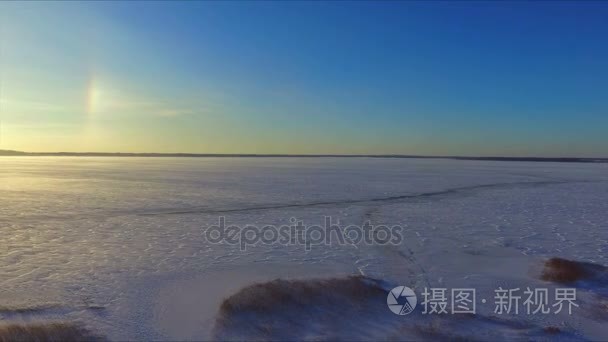 无人机的飞行在下雪结冰的湖面