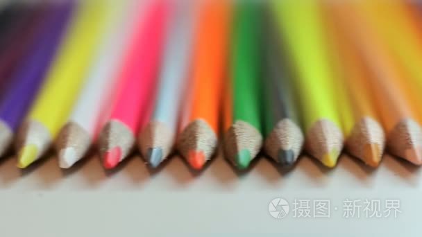 彩色铅笔在白色桌子上视频