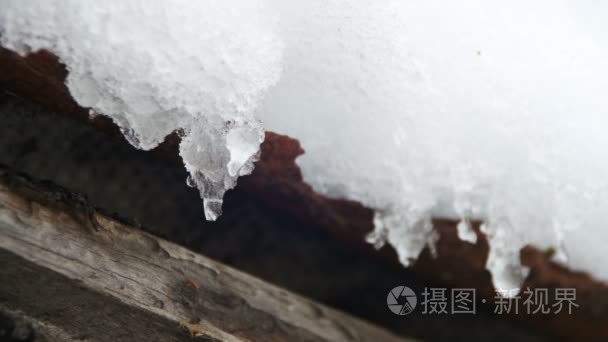 雪融化从屋顶和滴在春天视频