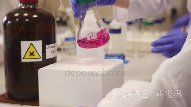 女人在与化学品的实验室工作视频