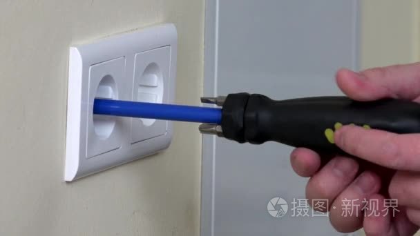 电工手安装电气墙壁插座视频