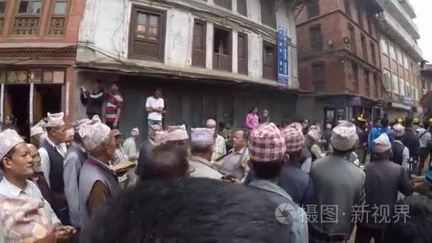 尼泊尔传统仪式在大街上视频