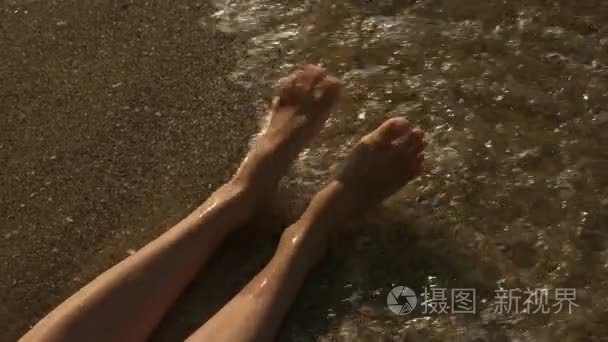在海滩上的女人的腿
