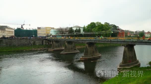 Uzhgorod，乌克兰-2017 年 4 月 27 日视图在城市 Uzhgorod，札刻帕卡，乌克兰欧洲西乌克兰乌兹河上的桥