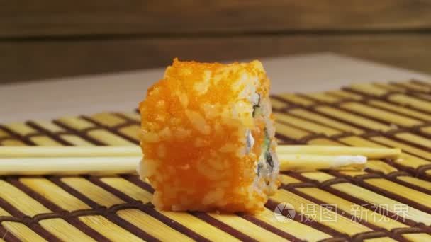 在竹垫上一个寿司旋转视频