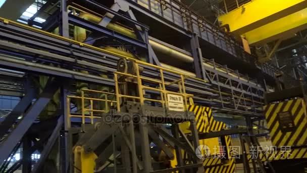工业建筑运作的起重机在钢结构生产车间