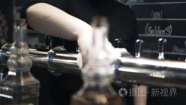 潘拍摄的酒保的手清洗水龙头视频