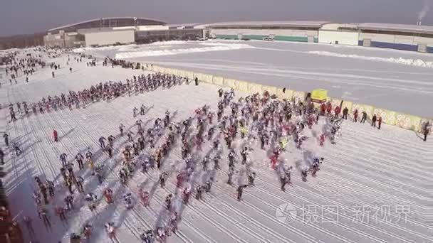 人们积极参与大众滑雪比赛俄罗斯滑雪赛道在比赛期间。竞争滑雪，人群。一大批人参加比赛的山坡上