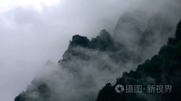 这座山是涵盖与厚厚的雾视频
