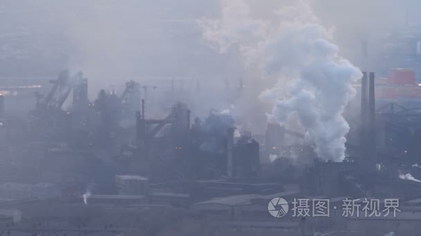 管道的一家大型工厂吸烟氛围视频