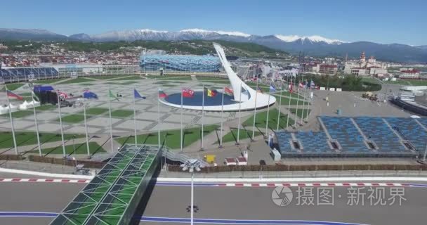 在奥林匹克公园空中的索契，俄罗斯索契奥林匹克火碗。索契奥林匹克火碗在公园里。中央斯特拉和体育场菲为冬季运动会建造。奥林匹克冬季运