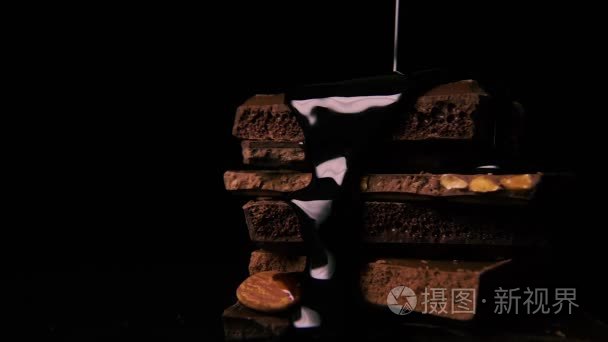 缓慢的密苏里州液体黑巧克力倒上一大堆巧克力视频