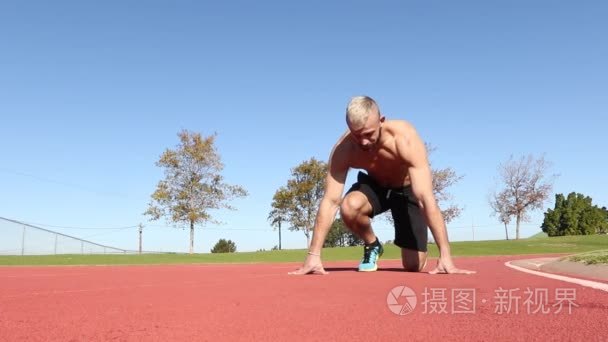 男性健身模型训练短跑视频