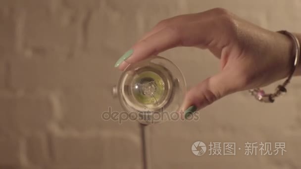 球泡灯关闭的手。把灯关掉。男手打开一个灯泡。新的思想理念与女性手拿着灯泡。开关 光开关 灯泡视频