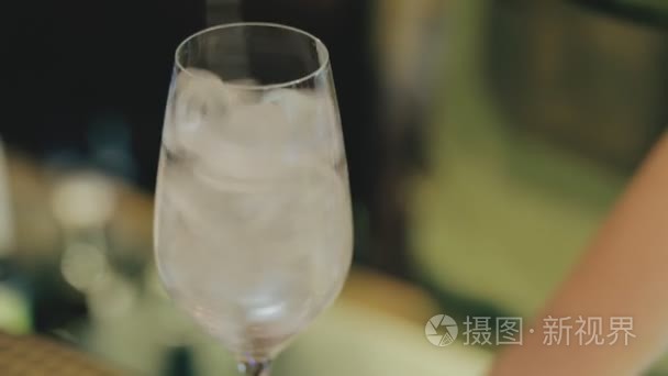 男服务员混合冰杯